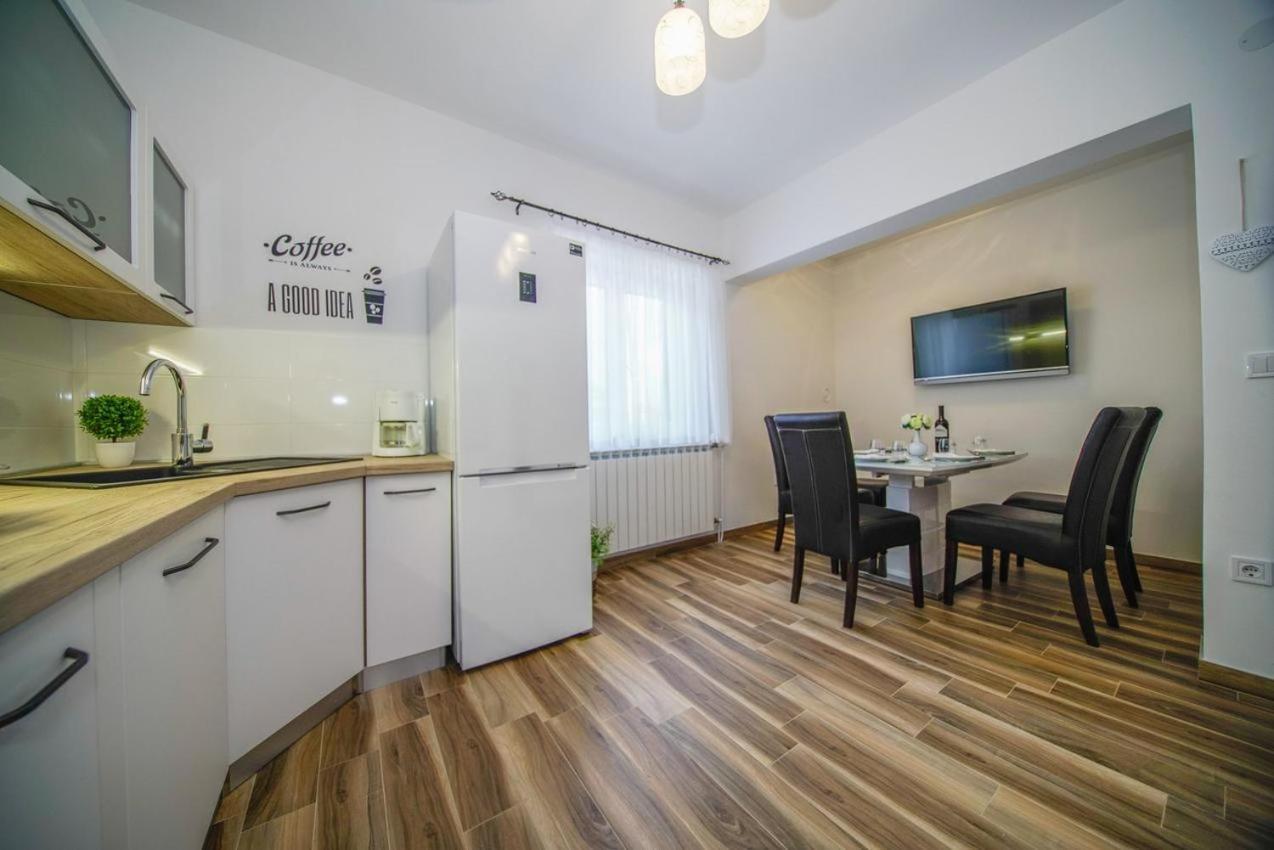 Apartman Mate Splitska Εξωτερικό φωτογραφία