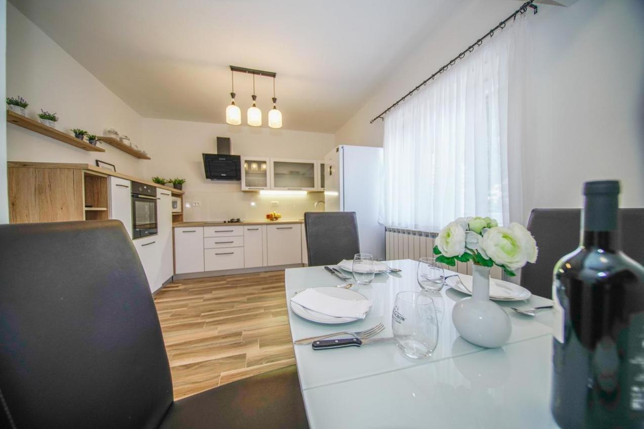 Apartman Mate Splitska Εξωτερικό φωτογραφία